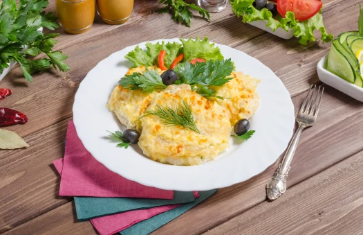 Грудка с грибами под сыром