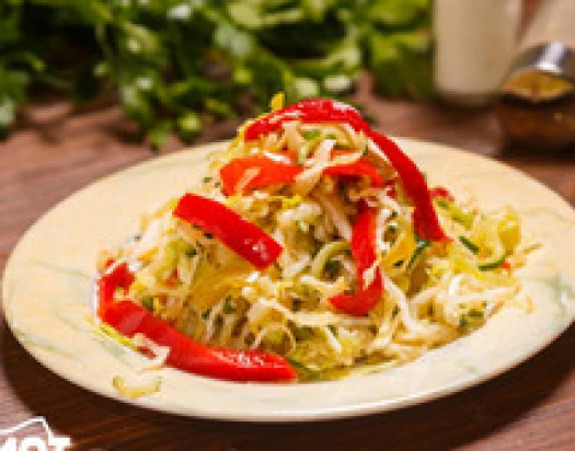 Салат из маринованной капусты с перцем