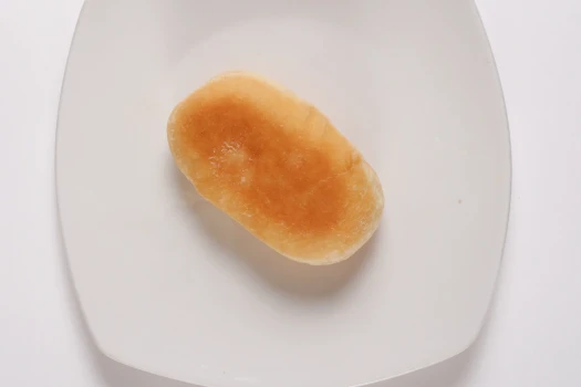 Пирожок с луком и яйцом жареный